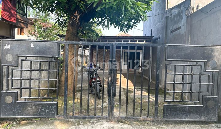 Rumah Dengan Tanah Luas di Tapos