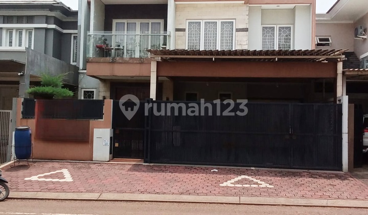 Rumah Boulevard Dengan Kolam Renang Pribadi di Kota Wisata