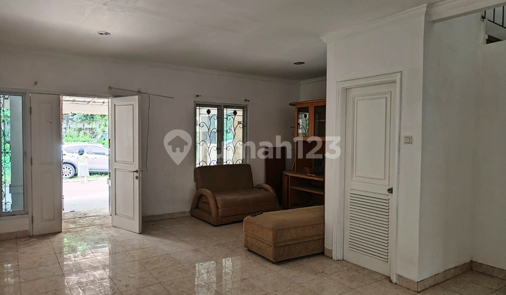 Rumah Depan Taman Dekat ke Tol Cibubur dan LRT Harjamukti di Raffles Hills Cibubur 2