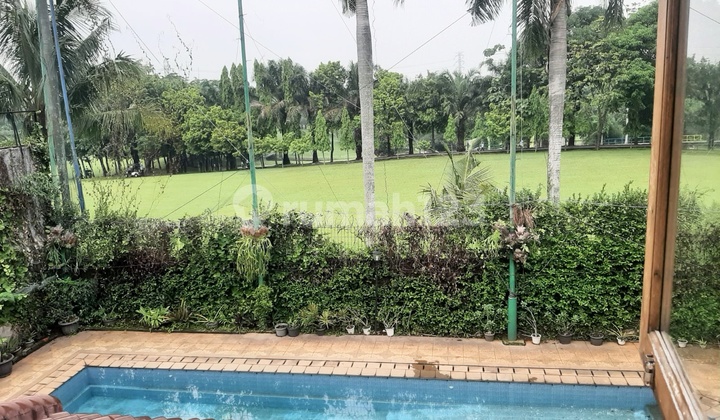 Di Jual Rumah Ada Kolam Renang dan View Lapangan Golf di Halaman Belakang di Cinere