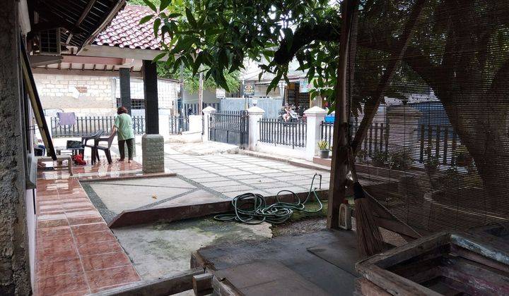 Rumah Pinggir Jalan Situasi Ramai Toko.minimarket Dilalui Kendaraan Umum Dekat Pusat Kota Depok 2