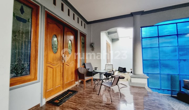 Luxury 1.5-Story House, Strategic Location with Wide Road Access in Solo.