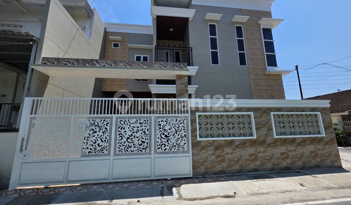 Rumah Mewah 2 LT Baru Istimewa Karangasem Solo Kota