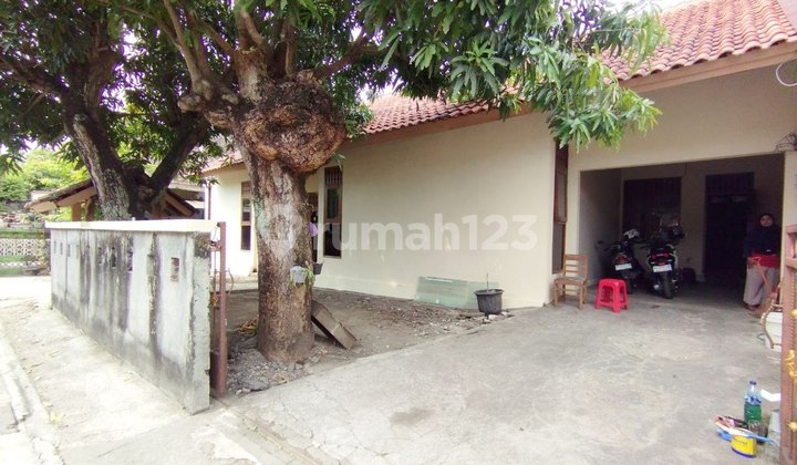 Spacious Comfortable House with a Strategic Yard in Surakarta 2