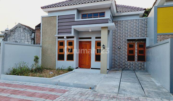 DISEWAKAN || Rumah Baru Lingkungan Cluster Dekat Gor Manahan Solo  2