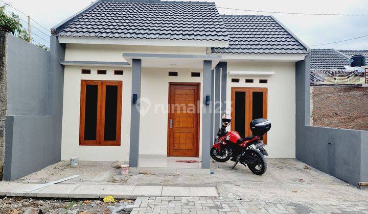 Rumah Baru Cantik Cluster Minimalis Gedongan Colomadu 1