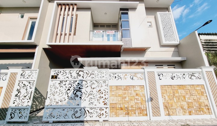 Modern Luxury 2-Storey House Near Paragon Mall Mangkubumen Solo 2