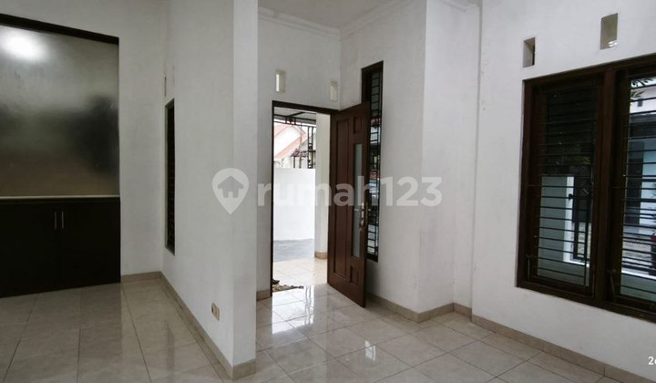 Rumah Bagus Cluster Tepi Jalan Raya di Solo Baru 2