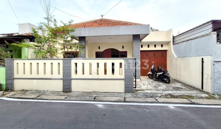 Rumah Bagus Luas Strategis Tengah Kota Solo Rumah Bagus Luas Strategis Tengah Kota Solo