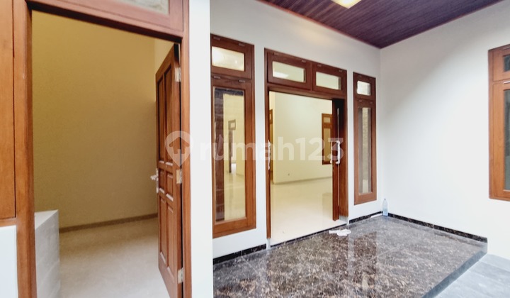 Rumah Mewah Gress Garasi 4 Mobil Solo Kota 2