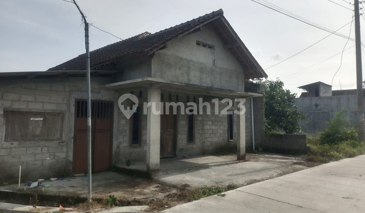 Simple, Spacious, Affordable House in Tasikmadu, Karanganyar 2
