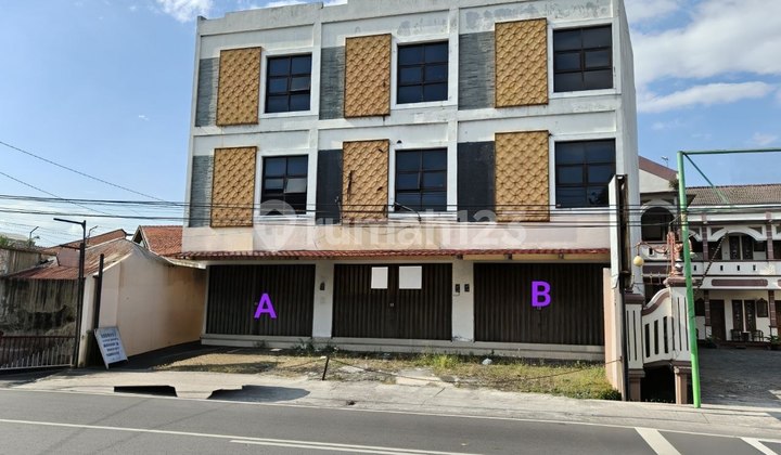 Good Ruko 3 Floors Strategic Roadside in Sondakan Ska