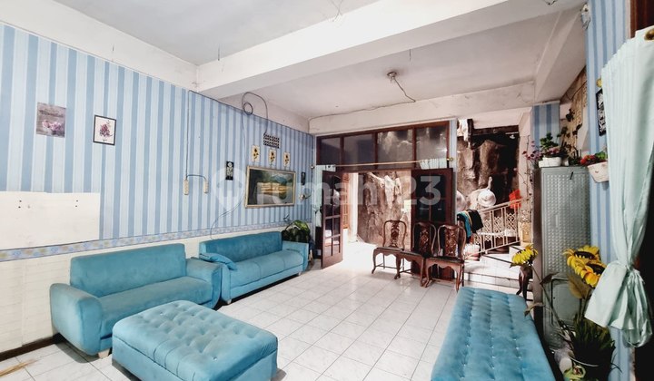 Rumah 2Lt Plus Ruang Usaha Tepi Jalan di Laweyan 2