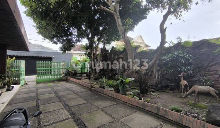 Old House, Spacious and Strategic in the Heart of Solo City 2