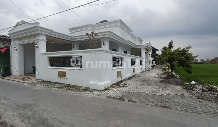Rumah Classic Mewah Semi Furnish Ready Dekat Superindo Sukoharjo