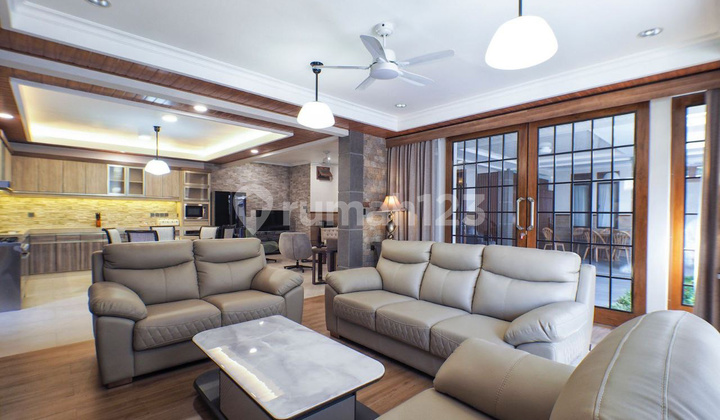 Luxury House Lux 2.5 Floors Full Furnished Sriwedari Solo City