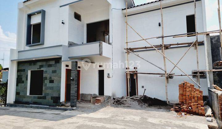 Rumah Mewah 2 Lt Finishing Town House Solo Kota 1