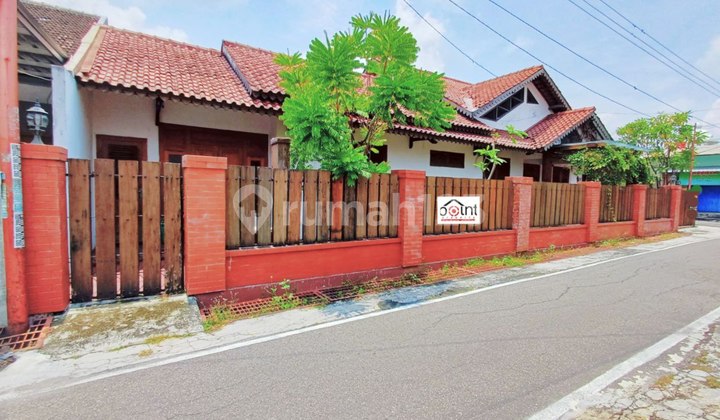 Semi Ethnic House Near Nusukan Market, Solo City 2