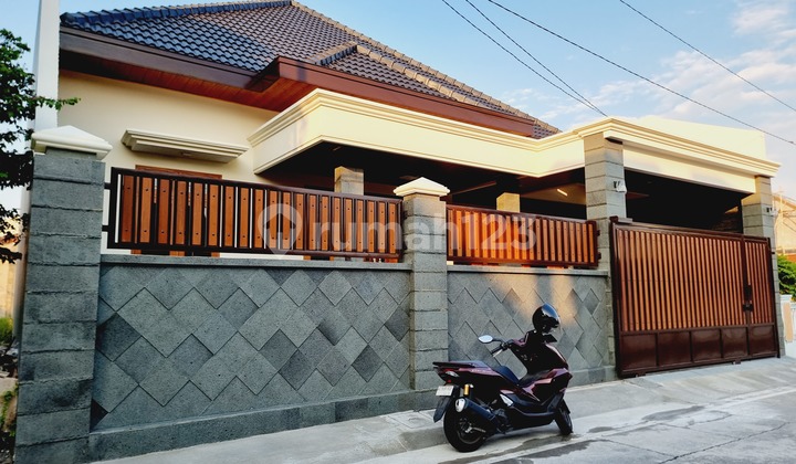 Rumah Mewah Gress Garasi 4 Mobil Solo Kota