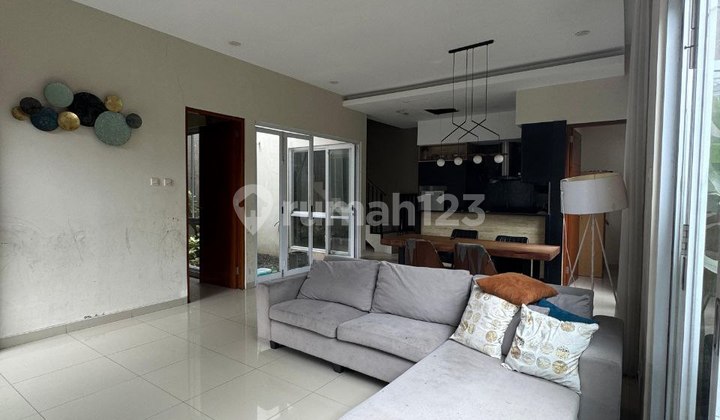 Rumah Mewah 2 Lt Full Furnish Lingkungan Perumahan Nyaman Gentan