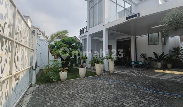 Rumah Mewah Luas Furnish Ada Kolam Renang Ring 1 Kota Solo