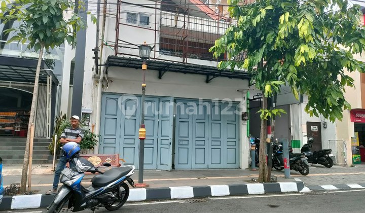 Strategic 2.5-Storey Shophouse (Ruko) on Main Road, City Center Strategic 2.5-Storey Shophouse (Ruko) on Main Road, City Center