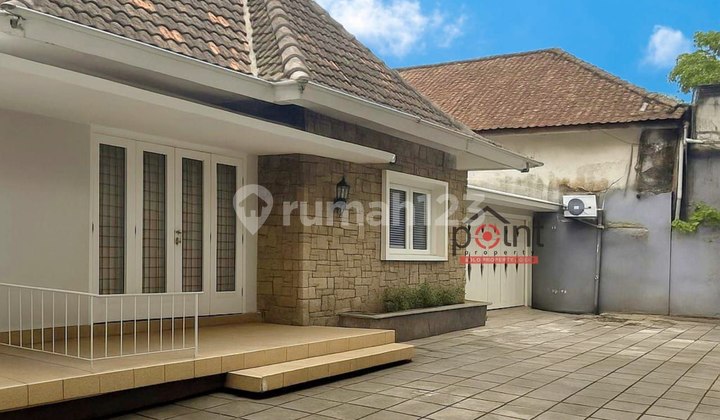 Well-Maintained Ancient Building with Extensive Land in Downtown Solo