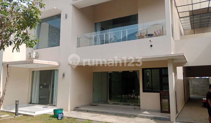 Rumah Mewah 2lt Strategis Dekat Pusat Bisnis Solo 2
