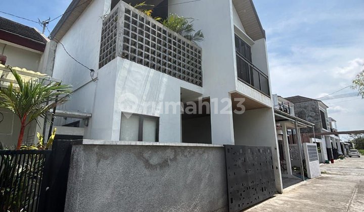 Rumah Cantik Nyaman Dekat Ke Luwes Gentan 