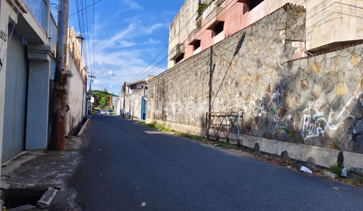 Office / Spacious Strategic Business Space on the Edge of the Main Road in Sriwedari Office / Spacious Strategic Business Space on the Edge of the Main Road in Sriwedari