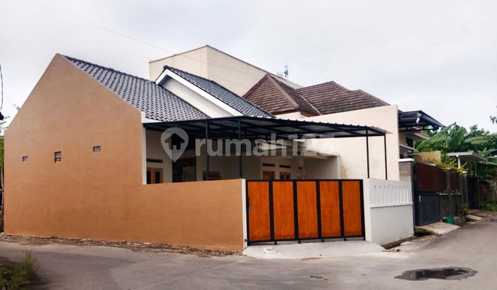Rumah Baru Gress Hook Proses Finishing Dekat Kampus Colomadu