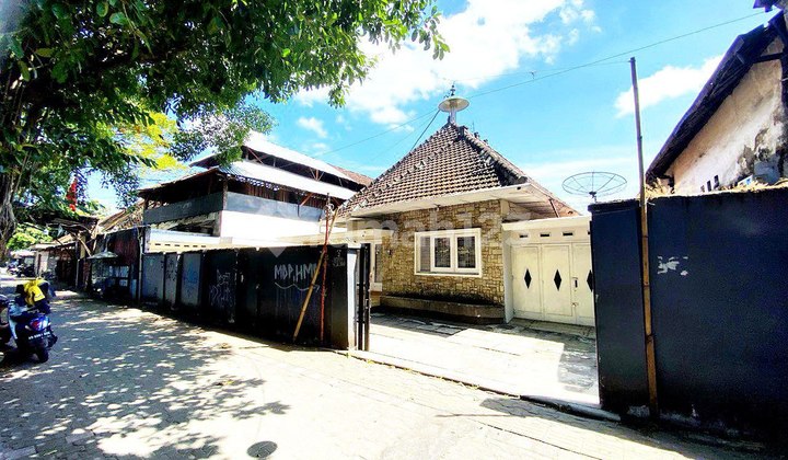 Well-Maintained Ancient Building with Extensive Land in Downtown Solo