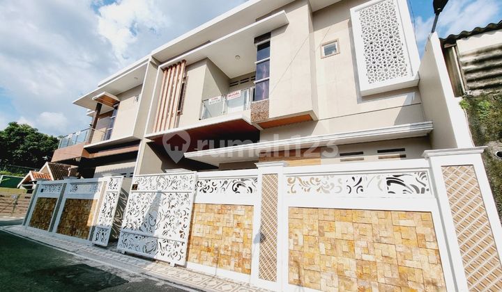 Modern Luxury 2-Storey House Near Paragon Mall Mangkubumen Solo