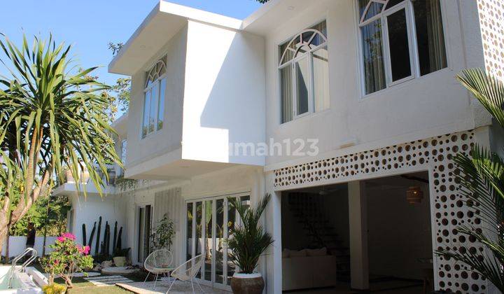 For Sale On A Leasehold, A Modern Three bedroom Villa In Ungasan 1