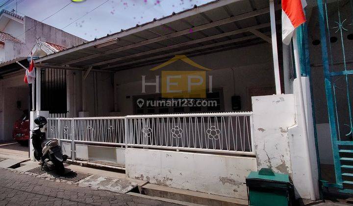 Dijual rumah bangunan lama, masih kokoh, di tengah kota Semarang.
Lokasi di jalan Karang Kebon. 1