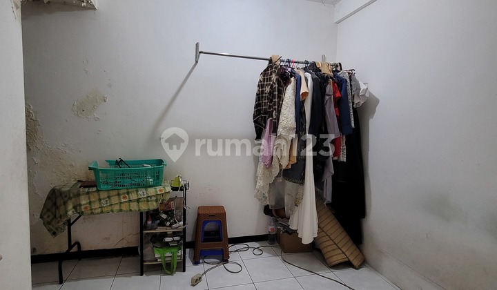 Di Bawah NJOP Rumah 3 Lantai Semi Furnished di Bukit Sari 2