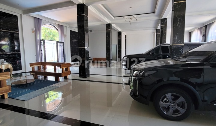 Rumah Mewah di Sadeng Gunungpati Ada Kolam Renang, Pinggir Jalan Raya