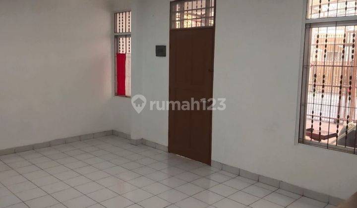 Dijual rumah 
Taman Palem Lestari 
Rapi siap huni
6 × 15, 2 1/2 lantai 
Row jalan lebar 2 mobil
Hadap barat laut
Keamanan 24 jam one gate system kartu akses
 1.9 M (nego) 2