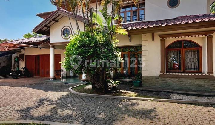 Rumah Di Jagakarsa Halaman Luas Lingkungan Tropis