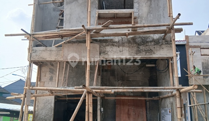Modern House in Lubang Buaya, East Jakarta Near Pondok Gede 2