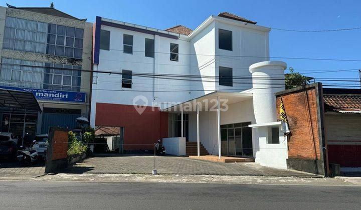 Ruko Jual di Jalan Utama Dan Banyak Ruangan Lokasi Dekat Pasar Seni Sukawati 2