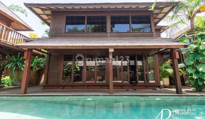 Freehold Clasic Wooden Style 6 Bedroom Villa In Pecatu 1