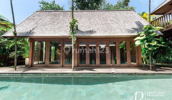 Freehold Clasic Wooden Style 6 Bedroom Villa In Pecatu 2