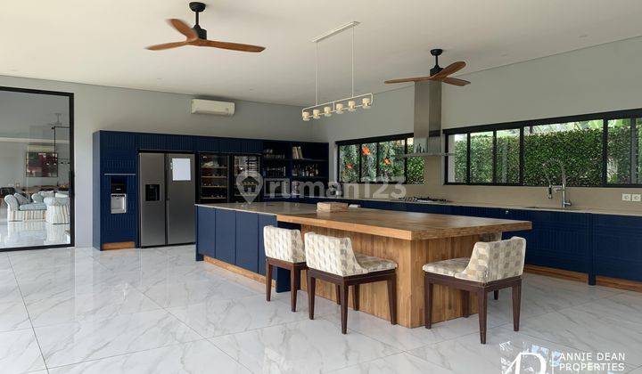 FREEHOLD VILLA SURROUNDED BY LUSH GREENERY IN BATU BOLONG 2