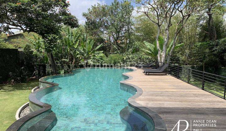 FREEHOLD VILLA SURROUNDED BY LUSH GREENERY IN BATU BOLONG 1