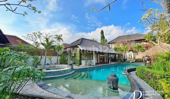 LEASEHOLD (19.5 YEARS) | 5-BEDROOM VILLA WITH LARGE GARDEN IN CENTRAL SEMINYAK