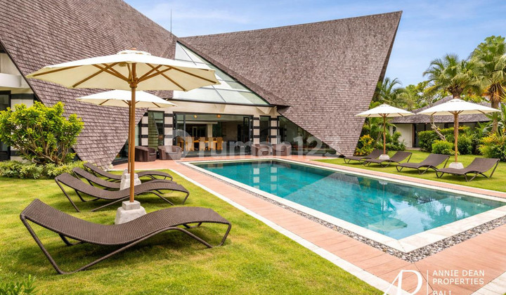 FREEHOLD 4-BEDROOM VILLA WITH UNIQUE ARCHITECTURE IN PADONAN FREEHOLD 4-BEDROOM VILLA WITH UNIQUE ARCHITECTURE IN PADONAN