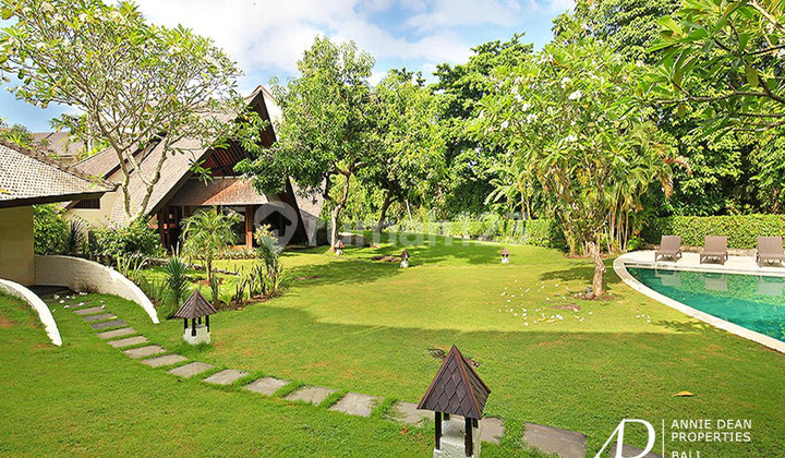 Freehold Magnificent Four-Bedroom Villa In The Heart Of Umalas