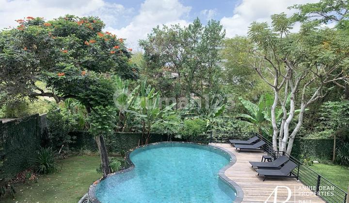 FREEHOLD VILLA SURROUNDED BY LUSH GREENERY IN BATU BOLONG