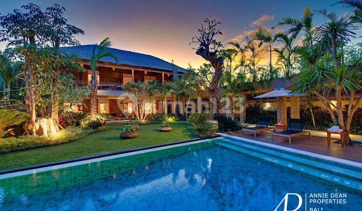 FREEHOLD 6-BEDROOM LUXURY VILLA - 300 METERS FROM THE BEACH IN SEMINYAK FREEHOLD 6-BEDROOM LUXURY VILLA - 300 METERS FROM THE BEACH IN SEMINYAK